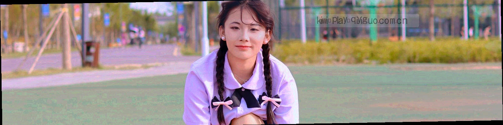 低对比度的绿灰渐变条纹纹理，带有细小的奇异果种子点